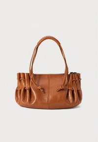 Geantă de mână din piele maro, cu suprafață moale și texturată, având accente adunate și două mânere cu detalii răsucite.