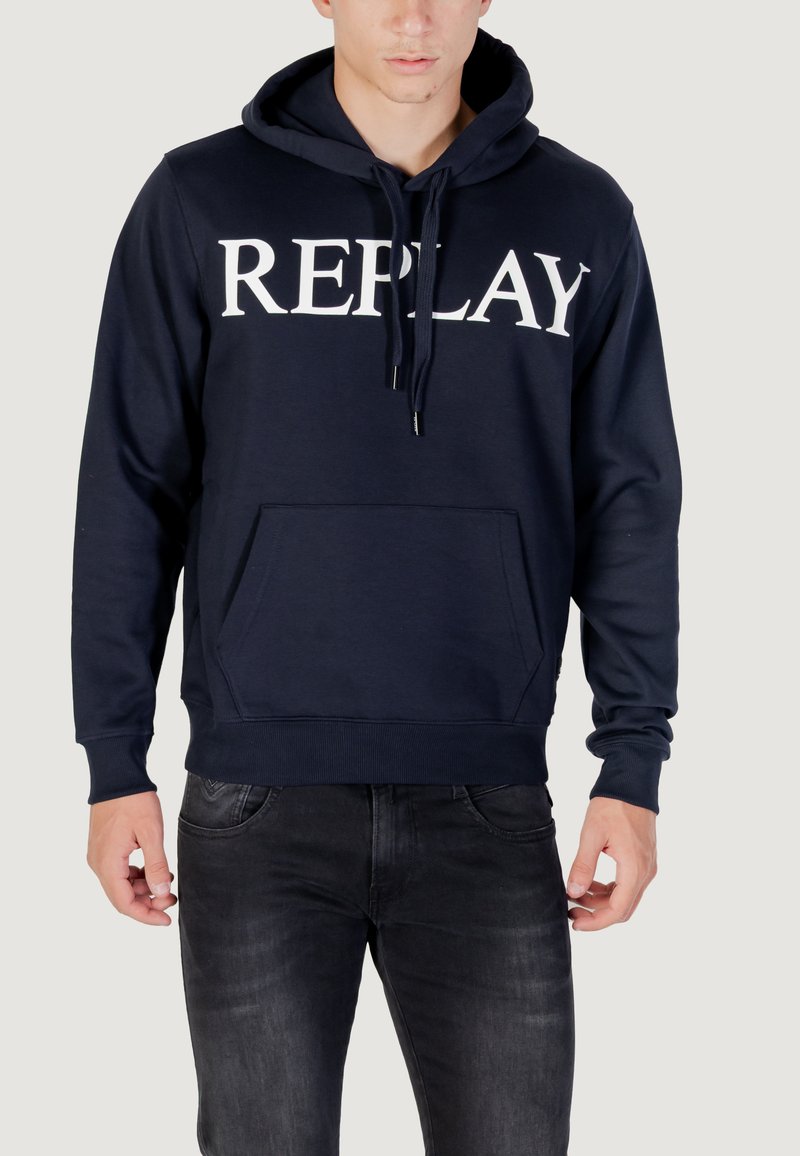 Felpa blu navy realizzata in tessuto misto cotone, con grande logo bianco "REPLAY", tasca frontale e cappuccio con cordino. Design semplice, vestibilità casual.