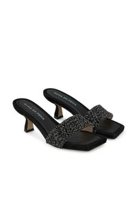 Mule in velluto nero con tacco, caratterizzata da una punta quadrata e una fascia larga decorata con brillanti perle nere. Design del tacco snodato.