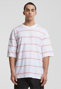 Urban Classics OVERSIZED SLEEVE MODERN STRIPE - Tricou cu imprimeu - white lemonadepink