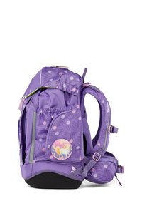 Paarse rugzak met een gestructureerde afwerking, voorzien van stippen, zijzakken, een eenhoornpatch en gewatteerde schouderbanden voor comfort.