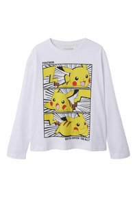 Fehér, hosszú ujjú póló, három Pikachu illusztrációval, sárga akcentusokkal és fekete, képregény-stílusú kontúrokkal. A szöveg ezt olvassa: "Meg kell őket mindet szerezni!"