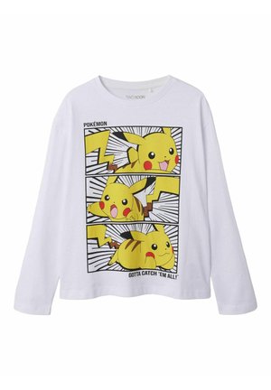 Camicetta bianca a maniche lunghe con tre illustrazioni di Pikachu, con accenti gialli e contorni in stile fumetto neri. Il testo recita "Devi prenderli tutti!"