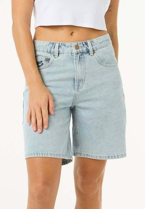 Lyseblå denimshorts med høj talje, afslappet pasform, forlommer og en subtil, falmet tekstur. Lukning med metalknap ved taljen.