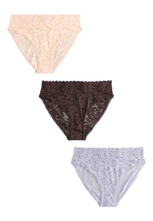 Trzy koronkowe damskie majtki w beżu, ciemnobrązowym i jasnoszarym, wyłożone na płasko na białym tle.