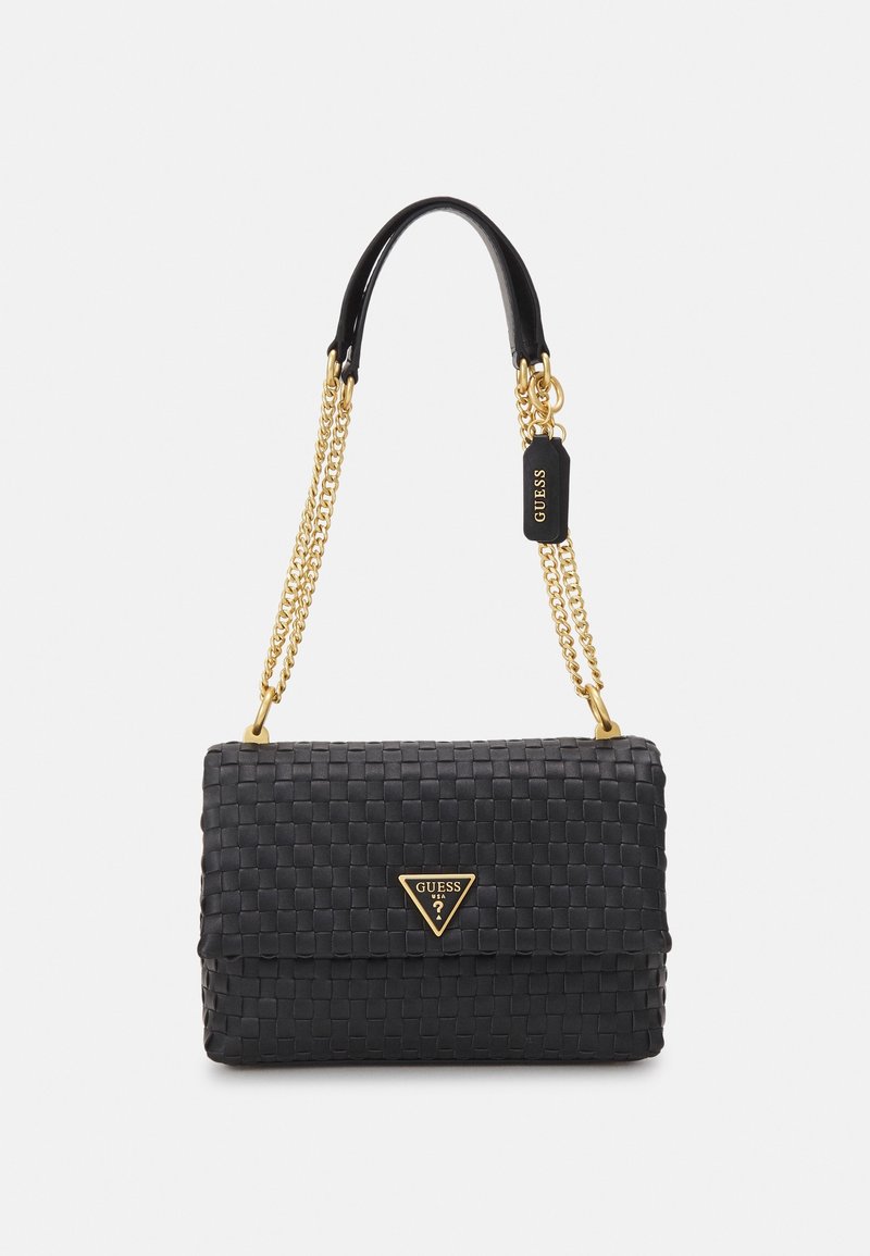 Sac à main tissé noir avec une poignée en cuir lisse et une chaîne dorée. Accentué d'un logo triangulaire Guess à l'avant.