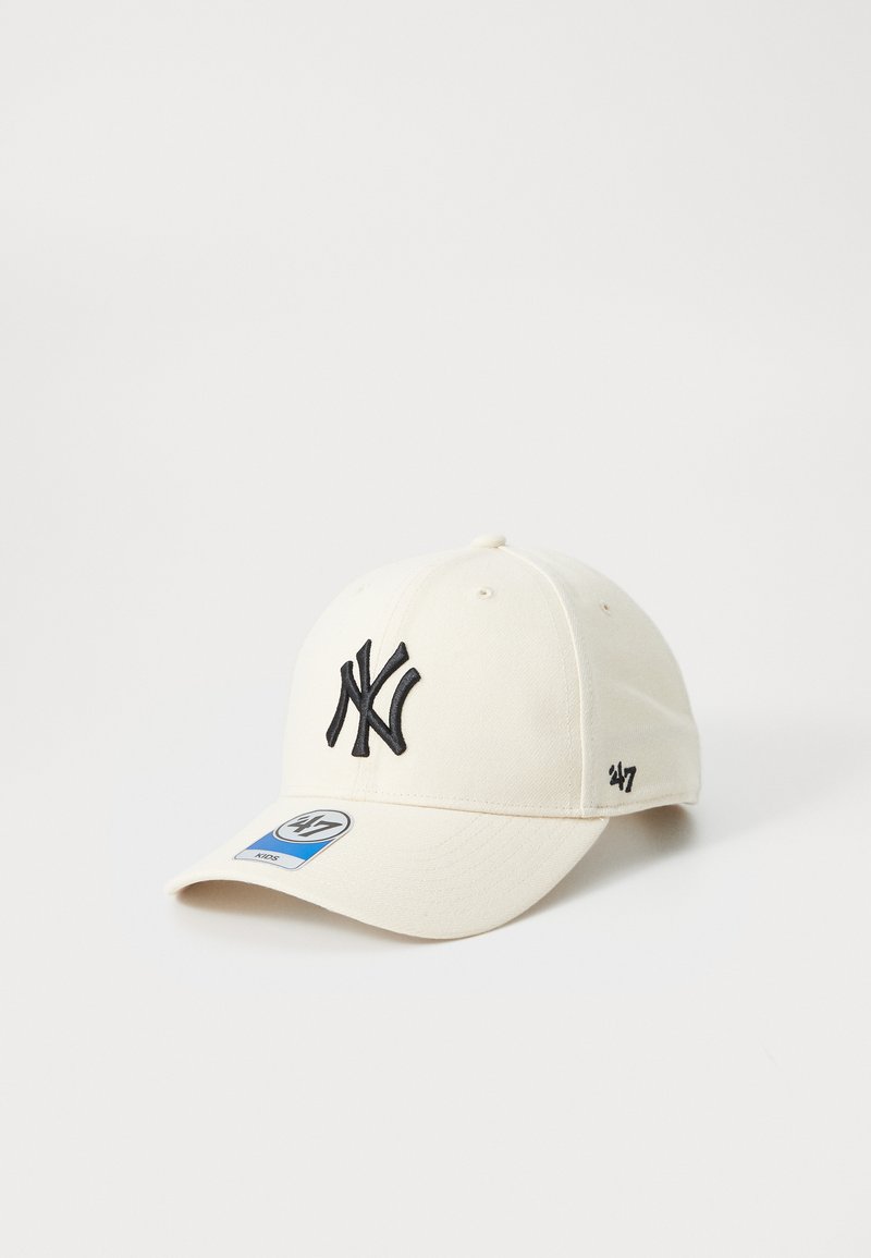 Cappellino da baseball bianco in cotone, con un logo ricamato nero dei New York Yankees sulla parte anteriore e un piccolo logo "47" sul lato.