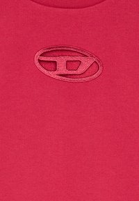Rød bomull T-skjorte med et teksturert, brodert ovalt logo på brystet. Glatt stoff med klassisk rund hals.