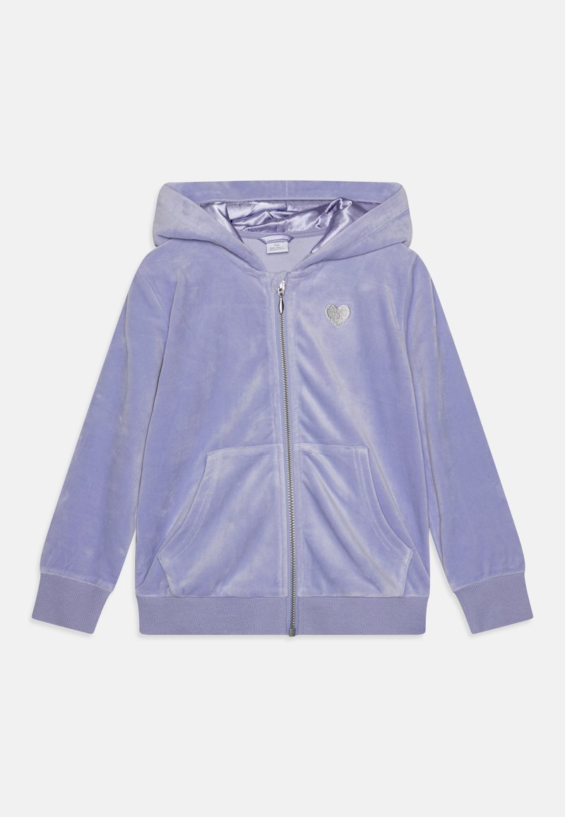 Lilla fløyels zip-up hettegenser med myk tekstur, frontlommer og en liten sølvhjertedetalj på brystet. Ribbestrikkede mansjetter og nederkant.