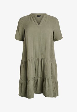 Robe ample à manches courtes, à étages, de couleur vert olive clair avec un col en V et un tissu texturé.