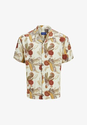 Košulja kratkih rukava s krem podlogom i šarenim uzorkom voća i povrća u crvenoj, zelenoj i žutoj boji na laganom materijalu.
