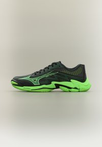 Αθλητικό παπούτσι Mizuno Wave Lightning Elite σε μαύρο και νέον πράσινο με κορδόνια, σχεδιασμένο για χρήση σε εσωτερικές πίστες, εμφανίζεται από το πλάι σε ουδέτερο φόντο.