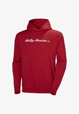 Czerwona bluza z kapturem z napisem "Helly-Hansen" i małą norweską flagą wyszytą na piersi, wyposażona w przednią kieszeń typu kangurka oraz długie rękawy.