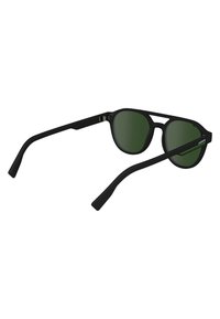 Ochelari de soare negri cu lentile verzi, având un cadru din plastic ușor și brațe elegante, unghiulare. Decupaje notabile aproape de punte.