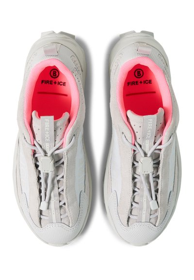 Baskets blanches et grises avec intérieur rose, de la marque "FIRE + ICE", équipées de lacets à boucle et tige en mesh et suède vues de dessus.
