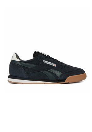 Czarny sneaker Reebok z zamszową i skórzaną cholewką, gumową podeszwą, białą pętelką na pięcie oraz logo Reebok z brytyjską flagą po boku.