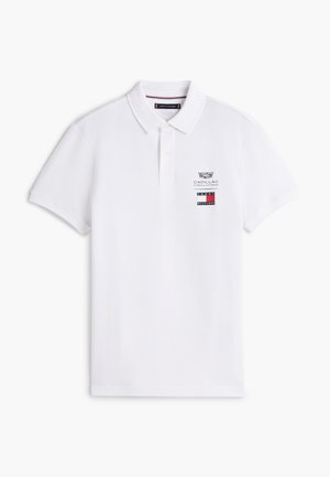 Polo bianca a maniche corte con colletto, patta con due bottoni, loghi del team Cadillac Formula 1 e Tommy Hilfiger sul lato sinistro del petto.