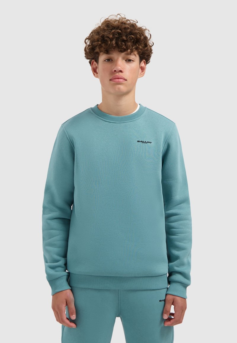 Licht turquoise sweatshirt met een ronde hals, ribbelmanchetten en -zoom. Voorzien van een klein zwart logo op de borst. Gemaakt van zachte stof.