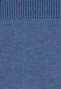 Tissu tricoté bleu doux et léger avec une texture fine et des détails côtelés le long du bord supérieur ; couleur uniforme sur toute la surface.