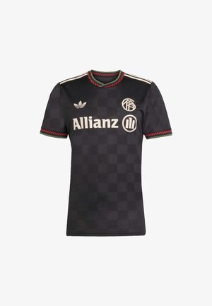 Černý fotbalový dres s kostkovaným vzorem, límec a rukávy lemované červenou a zelenou barvou, bílé loga Adidas a Allianz a tři emblémové nášivky.