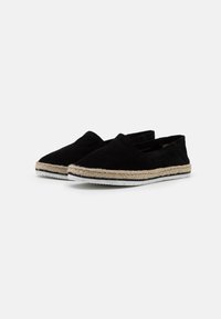 Espadrillas nere in suede con un'inter-suola in juta intrecciata e una suola esterna in gomma bianca. Design slip-on con punta arrotondata.