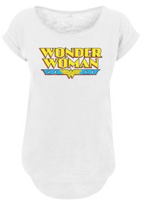 T-shirt bianco a maniche corte con una grafica multicolore di "Wonder Woman" con testo giallo, accenti blu e dettagli a stella.