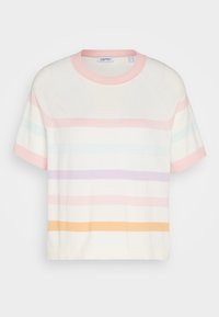 T-shirt tricot à manches courtes et coupe courte, avec des rayures horizontales dans des teintes pastel de rose, bleu, violet et orange sur un fond crème.