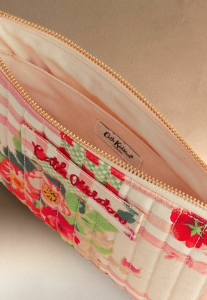 Auduma maisiņš ar ziedu rakstu, rozā oderējumu, zelta rāvējslēdzēju un Cath Kidston etiķeti iekšpusē.