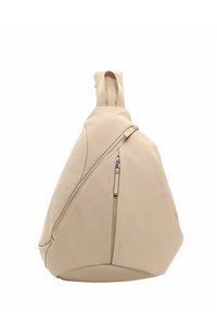 Beige axelväska med en slät, texturerad yta, har en vinklad dragkedjeficka och en justerbar rem för stöd.