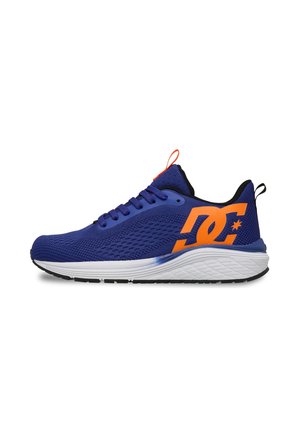 Niebieski sportowy sneaker z pomarańczowym logo z boku, biała podeszwa z czarnym bieżnikiem i pomarańczową pętlą na języku i pięcie.