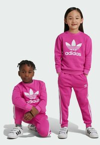 adidas Originals ADICOLOR CREW KIDS - Tuta - semi lucid fuchsia