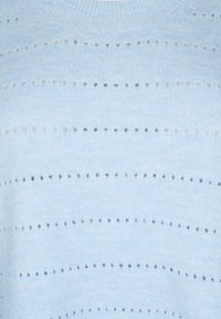 Gaiši zils adīts džemperis ar horizontālām svītrām un mazām atverēm. Mīksta tekstūra, apaļa kakla izgriezums un ribotas piedurknes.