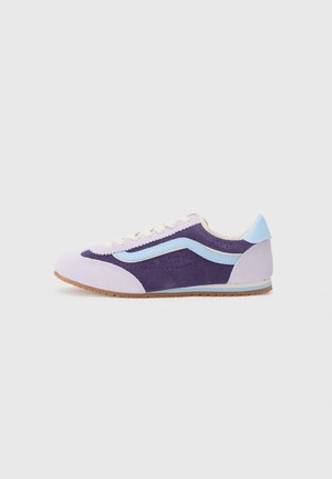 Baskets en suède violet et bleu clair avec une silhouette basse, présentant un design texturé, des accents zigzag contrastants et une semelle en gomme.