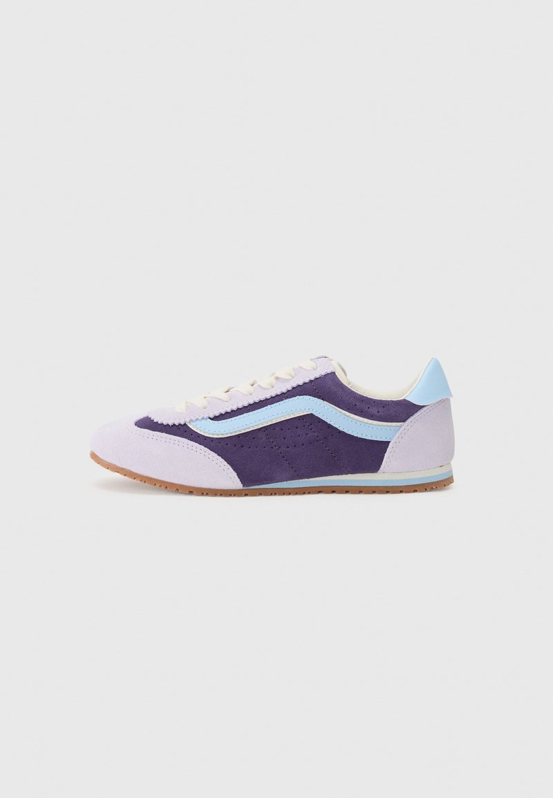 Lilla og lyseblå ruskinn sneakers med lav profil, som har et teksturert design, kontrasterende sikksakk-akenter og en gummisåle.