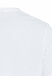 Hvid t-shirt med rund udskæring, korte ærmer, glat bomuldsstruktur og minimalistisk design uden synlige mønstre eller logoer.