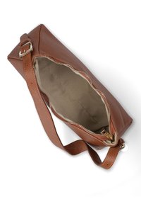 Borsa a tracolla in pelle marrone, forma rettangolare, chiusura con zip, esterno texturizzato, fodera interna beige, tracolla regolabile.