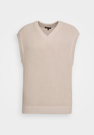 Beige ærmeløs strikket vest med V-hals og ribkant på krave, ærmegab og kant, vist på ensfarvet baggrund.