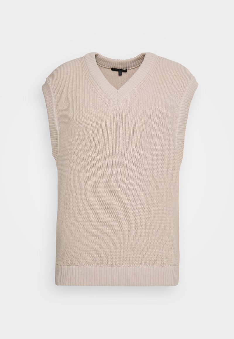 Gilet beige sans manches en maille avec col en V et bord côtelé au niveau du col, des emmanchures et de l’ourlet, présenté sur un fond uni.