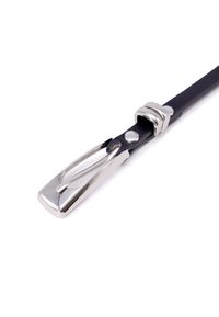 Cintura in pelle nera con una fibbia in metallo argento lucido, caratterizzata da un design unico con un'estremità affusolata e dettagli decorativi.