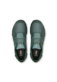 Groene waterdichte hardloopschoenen met een gestructureerde bovenkant, reflecterende accenten en rubberen buitenzool. Vetersluiting en zichtbare gecushioneerde inlegzolen.