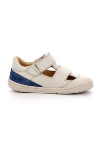 Zapato de cuero blanco con acento de ante azul, que cuenta con dos correas ajustables y detalles recortados en la punta y los lados.
