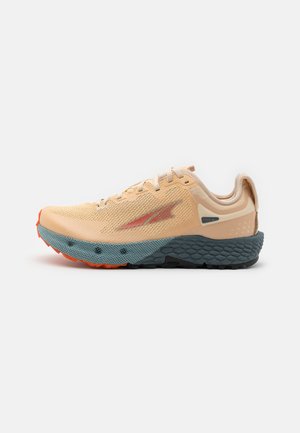 Zapatilla ligera para correr con parte superior de malla beige, acentos naranjas, entresuela gris y suela exterior negra texturizada. Cuenta con una lengüeta para facilitar el calzado y un logotipo.