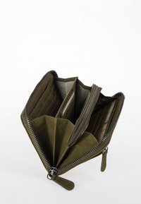 Olijfgroene portemonnee met een ritsluiting, voorzien van meerdere kaartsleuven en vakken, gemaakt van textuurmateriaal met een gladde binnenvoering.