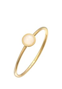 Goldring mit einem glatten, runden, schimmernden Edelstein in einer Zarge. Das Band ist schlank und minimalistisch im Design.