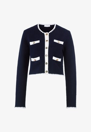 Navyblaue Strickjacke mit weißen Akzenten, rundem Kragen, fünf goldenen Knöpfen und vier Fronttaschen. Kurz geschnitten mit gewelltem Saum.