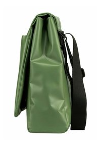 Sac vert, texturé, étanche avec un rabat, une sangle noire réglable et un design minimaliste. La vue de côté met en évidence sa forme.