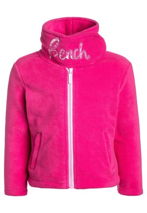 Chaqueta de forro polar, rosa vibrante, cuello alto, cierre frontal con cremallera, dos bolsillos laterales, logo "Bench" bordado en el cuello, textura suave.
