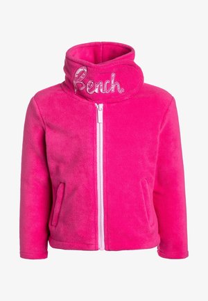 Veste en polaire, rose vif, col montant, fermeture éclair frontale, deux poches latérales, logo "Bench" brodé sur le col, texture douce.