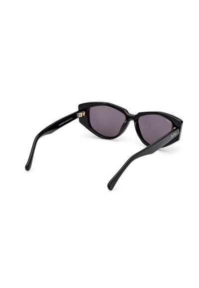Schwarze Cat-Eye-Sonnenbrillen mit getönten Gläsern, einem glänzenden Rahmen und goldenen Metallelementen. Verfügt über schlanke Linien und spitze Ecken.