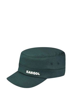 Gorra Kangol verde con parte superior plana y visera corta. Presenta un logo bordado en blanco. La tela tiene una textura suave y una forma estructurada.